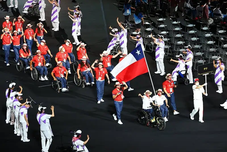 deportistas paralímpicos de chile durante el desfile de inauguración de los juegos olímpicos 2020