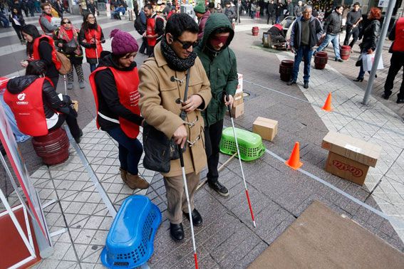 persona vendada caminando por el centro