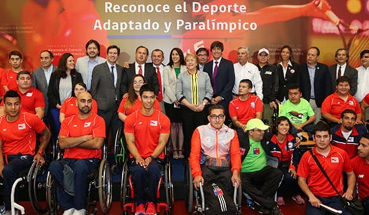 Bachelet junto a deportistas