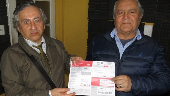 Personas ciegas mostrando una cuenta