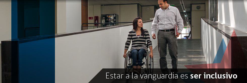 mujer en silla de ruedas converando con hombre
