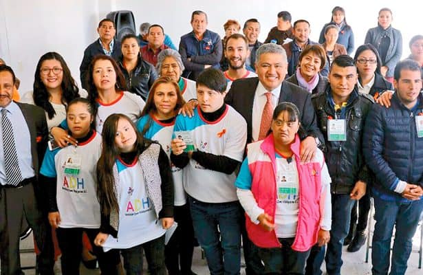 Distintas personas posando a la cámara