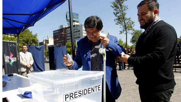 Persona votando