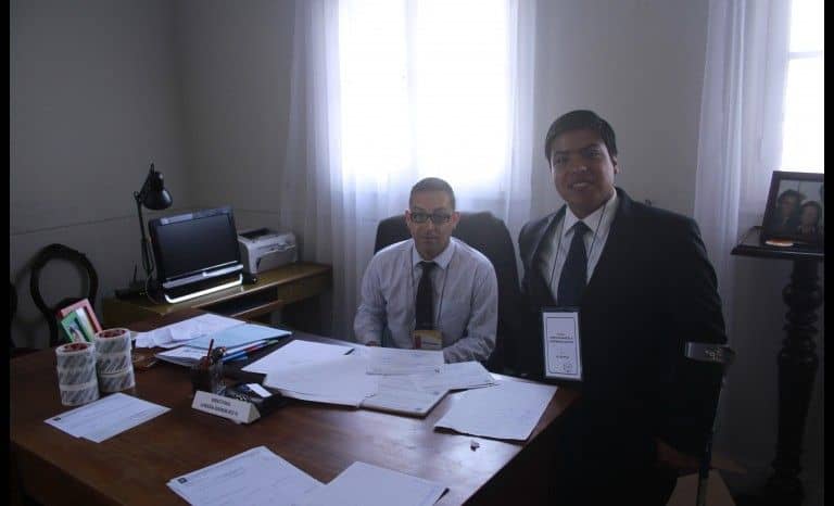 dos personas en una oficina