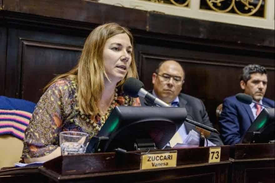 Una mujer hablando durante una sesión de la Cámara de Diputados en Argentina.