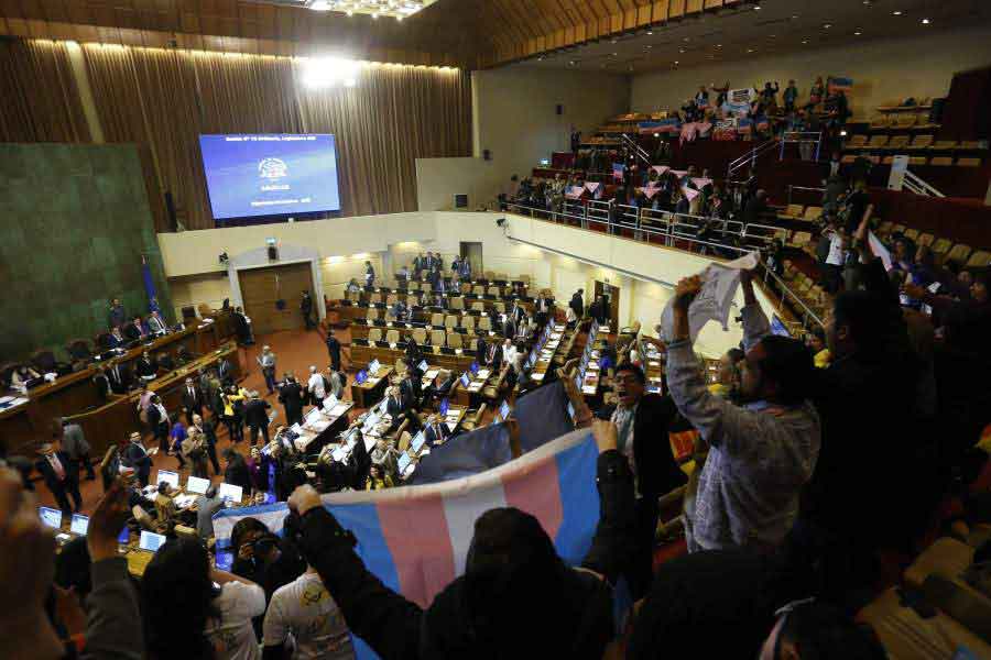 Valparaiso, 12 de septiembre de 2018. Público en las tribunas celebran la aprobación de la ley de Identidad de Genero en la Cámara de Diputados. Raul Zamora/Aton Chile