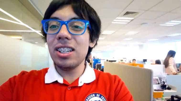 Joven con asperger se saca una foto en modo selfie dentro de la oficina donde realizó su práctica profesional.