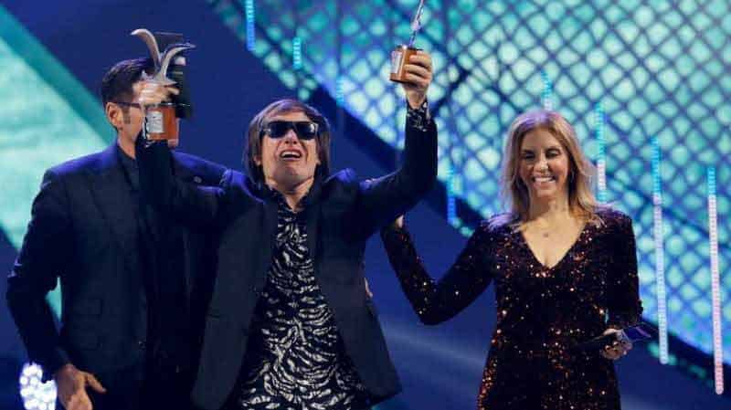 Un músico ciego levantando dos gaviotas de plata en el festival de Viña del Mar