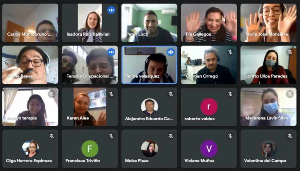 Distintas personas reunidas en una sesión de zoom