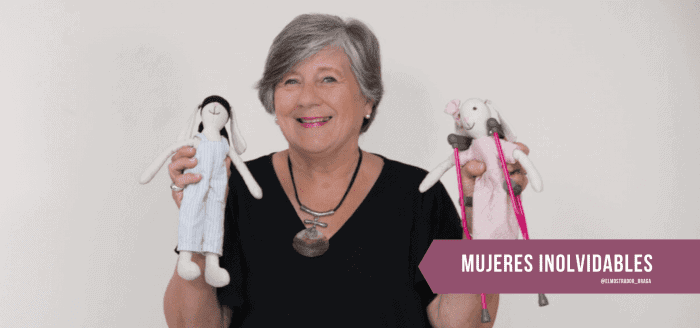 Persona de pelo corto y cano con dos muñecos de peluche en cada mano