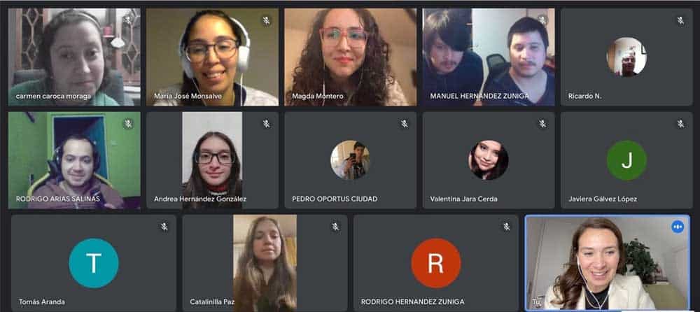 Imagen que muestra la pantalla de una transmisión por la plataforma zoom donde hay varias pantallas con personas sonriendo y saludando a la cámara. Son todos estudiantes universitarios y con algún tipo de discapacidad.