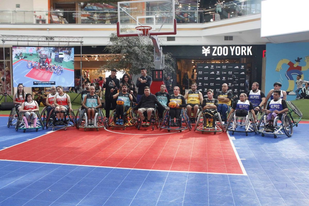 Foto sacada al interior de un mall donde se instaló una pequeña cancha de básquetbol, y aparecen cerca de 20 personas en silla de ruedas y con ropa deportiva posando para la foto oficial.