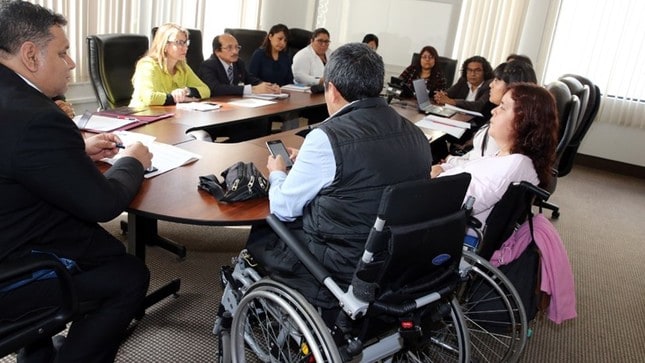 Diversas personas en torno a una mesa