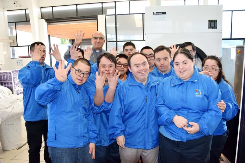equipo de trabajo de la lavandería 21 que son personas con síndrome de Down