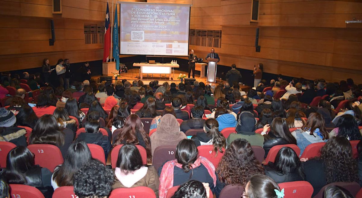 Foto dentro de un auditorio lleno de gente donde se realizó un congreso sobre educación