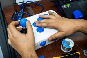 foto de un mouse con diversos botones y con una palanca para ser utilizado de forma más fácil
