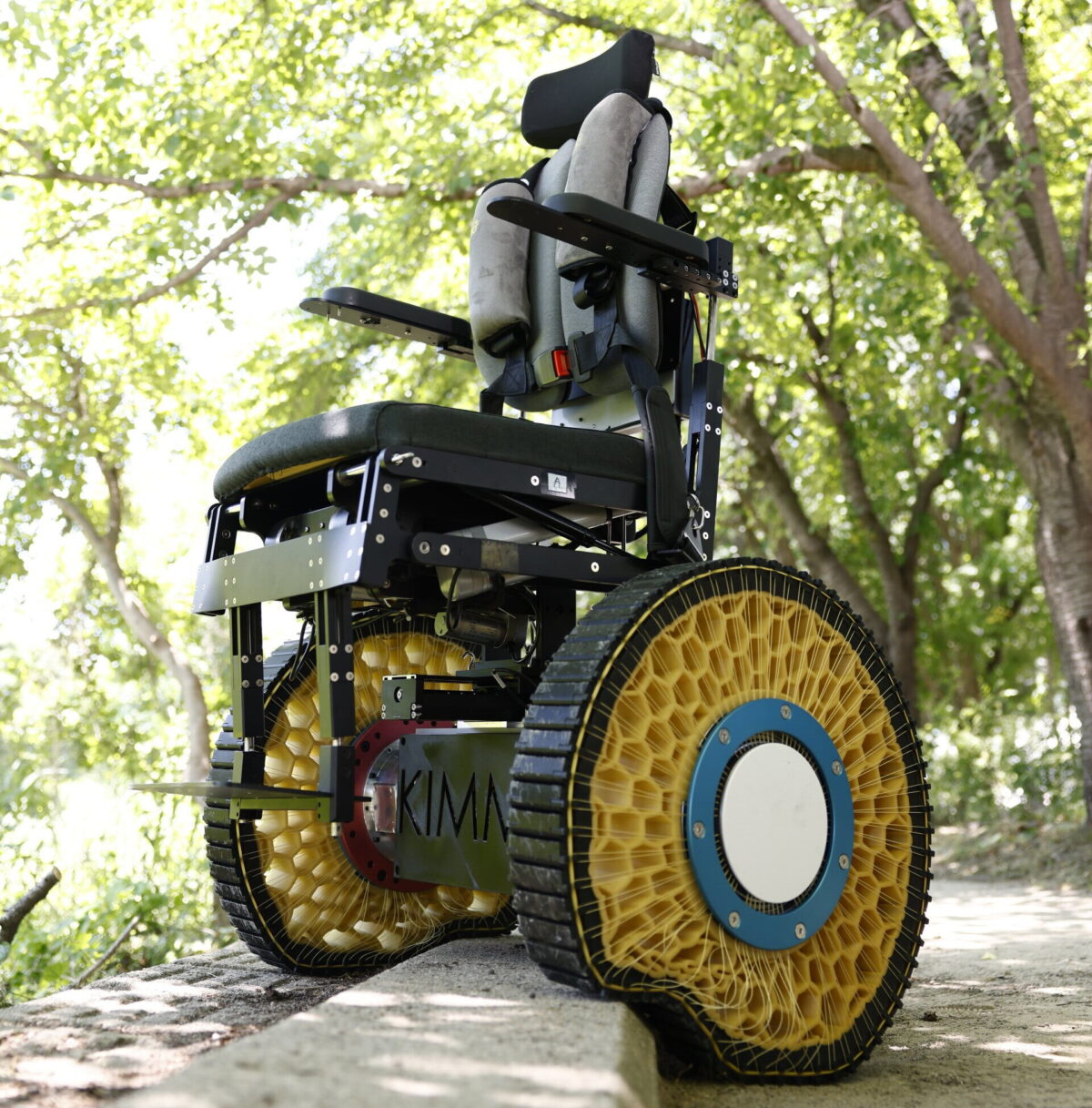 Foto de una silla de ruedas con una nueva tecnologia donde aparecen sus ruedas pasando sobre un obstaculo