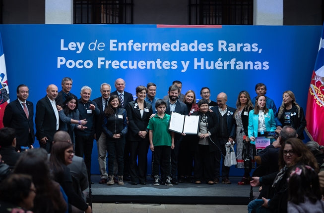 Foto donde aparece el presidente gabriel boric junto a agrupaciones y pacientes de enfermedades poco frecuentes.