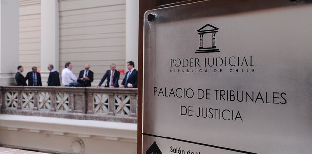 foto en el interior de los tribunales de justicia en chile