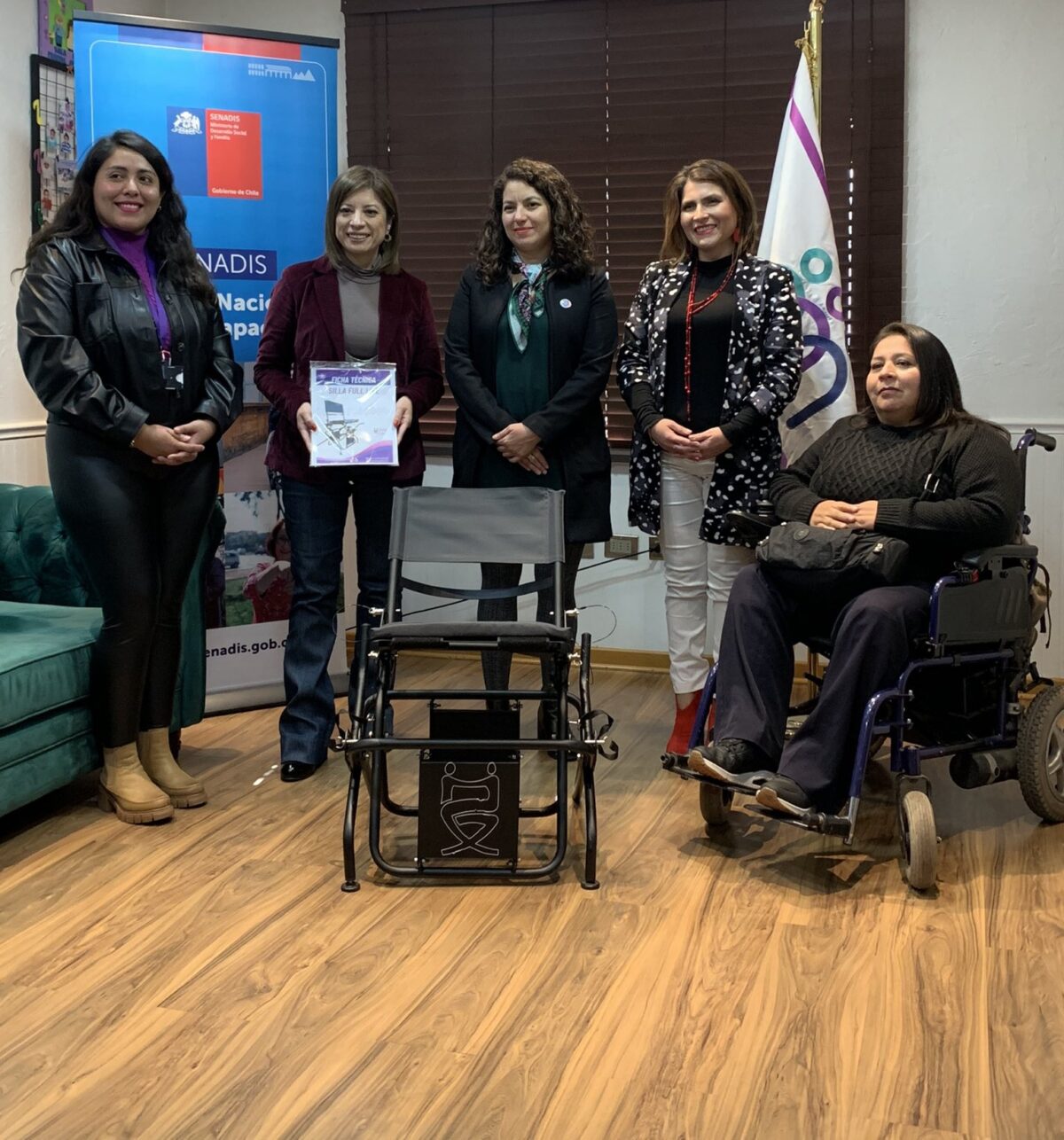 Foto de un grupo de personas posando durante la presentación de este plan piloto.