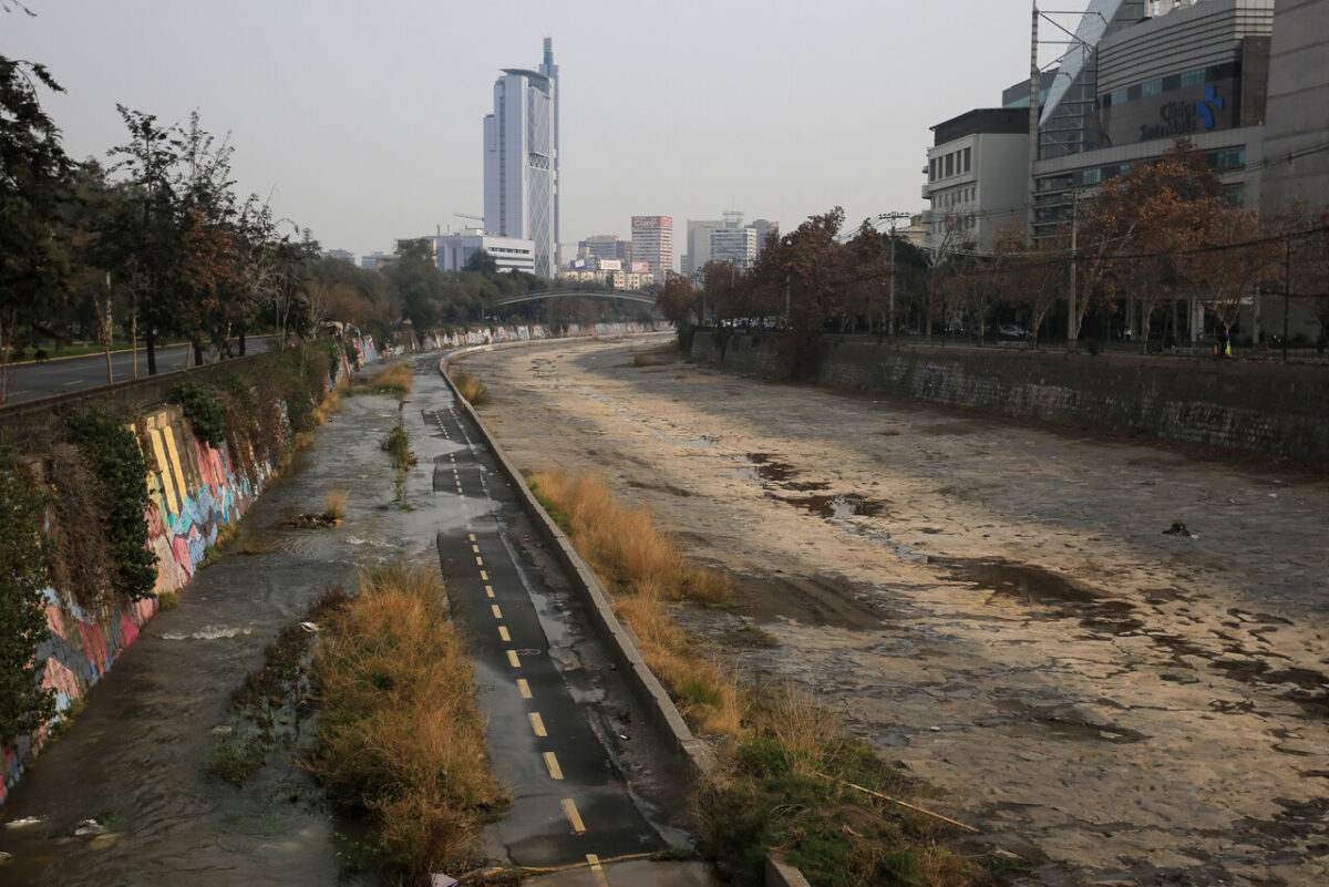 Foto de la ribera del río mapocho con el costanera center de fondo