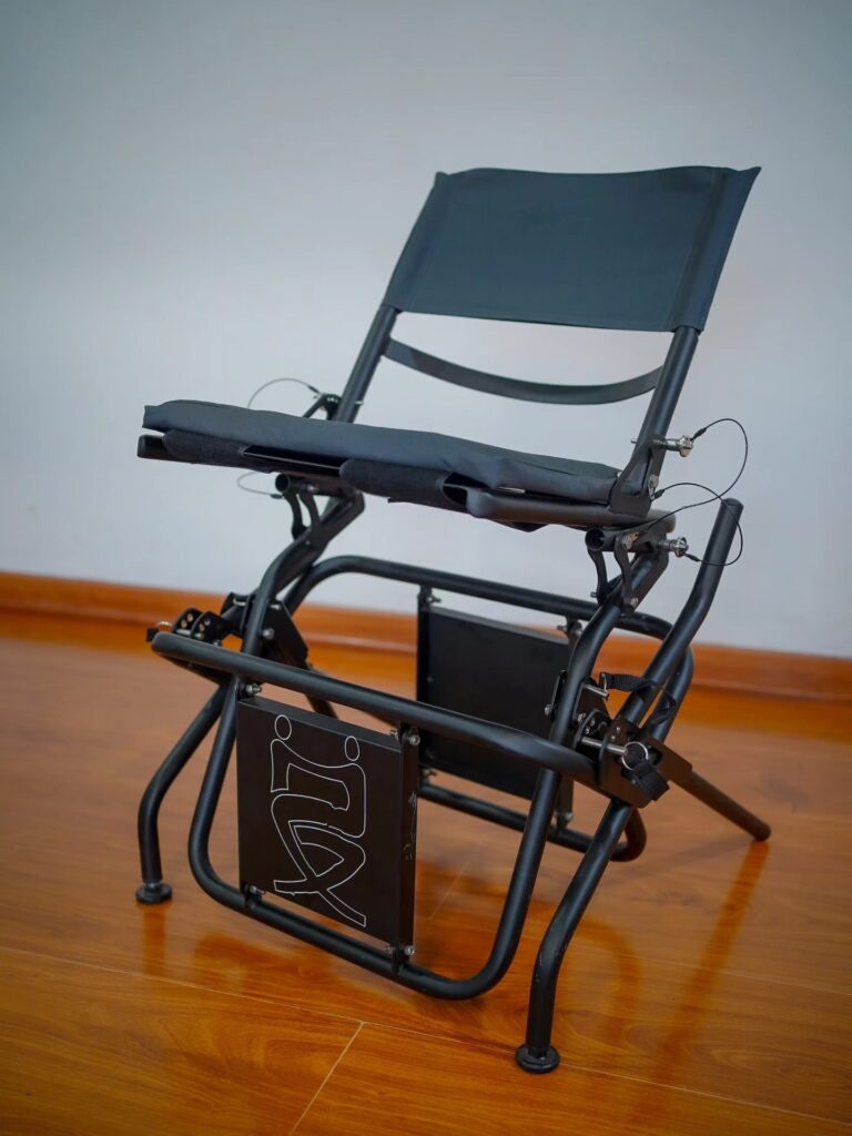 Foto de una silla que tiene apoya espaldas y asiento, y que permite hacer movimientos en el asiento.