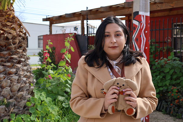 foto de una mujer sosteniendo un perro de peluche terapeutico