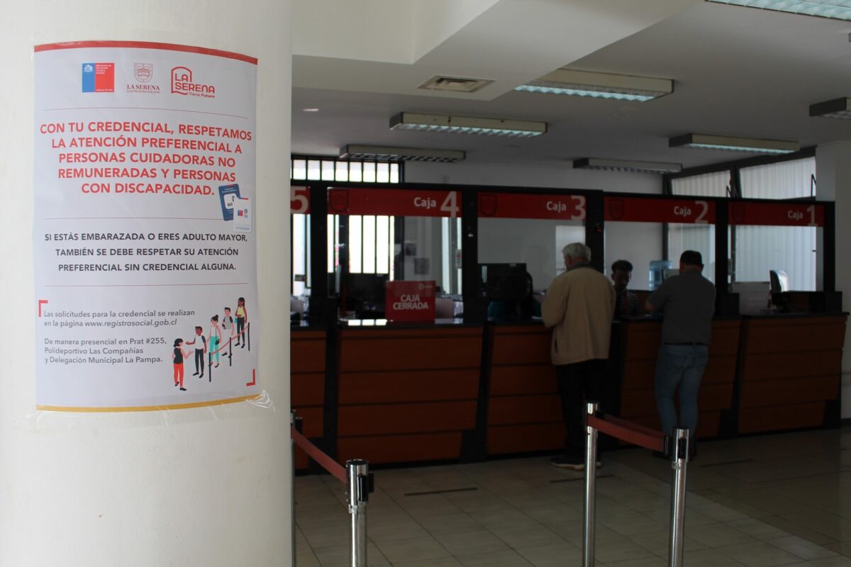 imagen de un cartel que dice que en ese lugar hay atención preferente para personas con discapacidad y cuidadoras