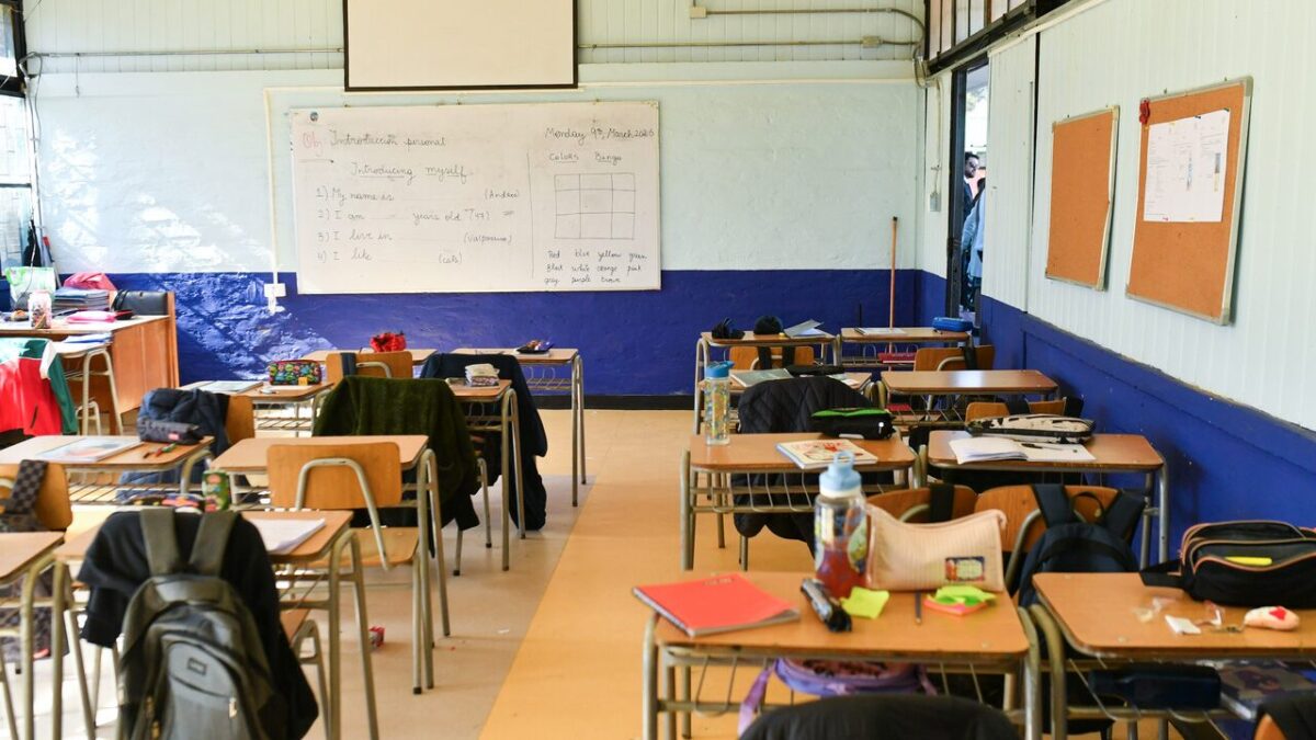 Foto de una sala de clases sin alumnos
