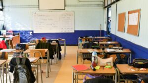 Foto de una sala de clases sin alumnos