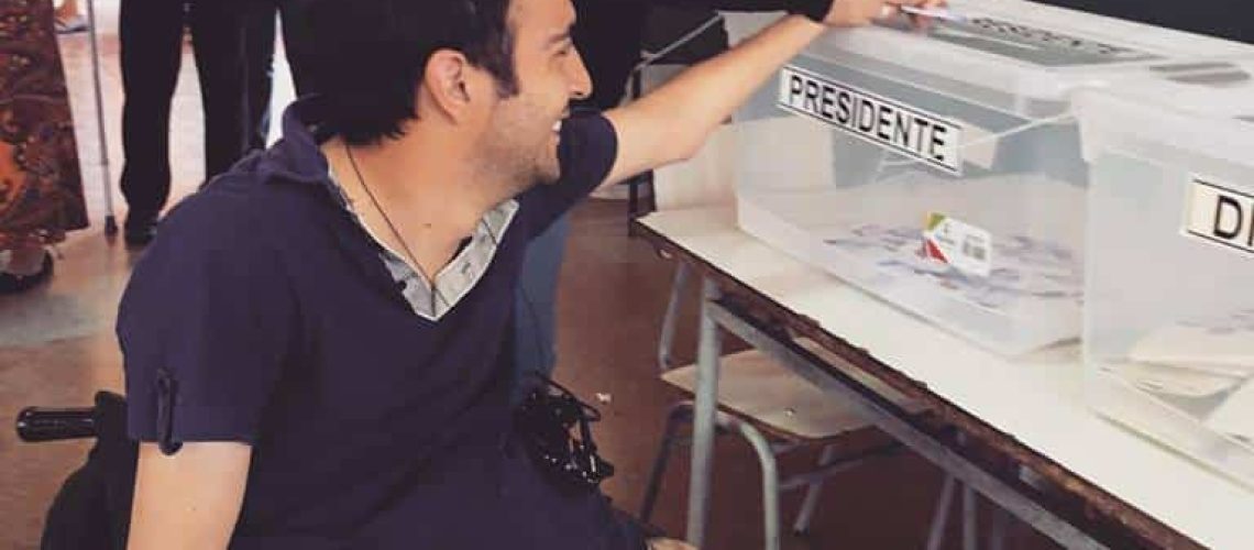 persona en silla de ruedas votando