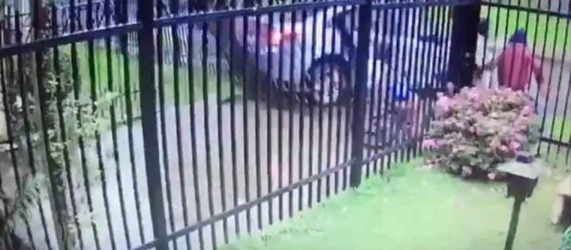 Imagen de una cámara de seguridad donde aparece un ladrón saliendo de una casa y dentro de la casa una persona en silla de ruedas.