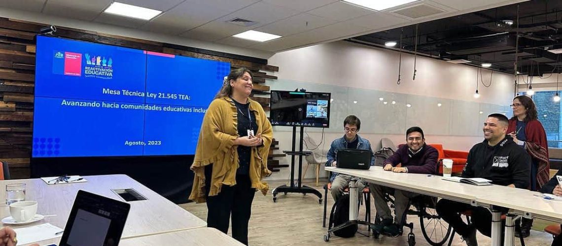 Mujer exponiendo frente a diversas personas