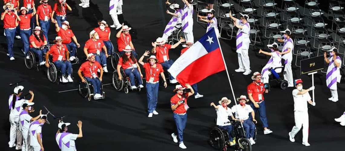 deportistas paralímpicos de chile durante el desfile de inauguración de los juegos olímpicos 2020