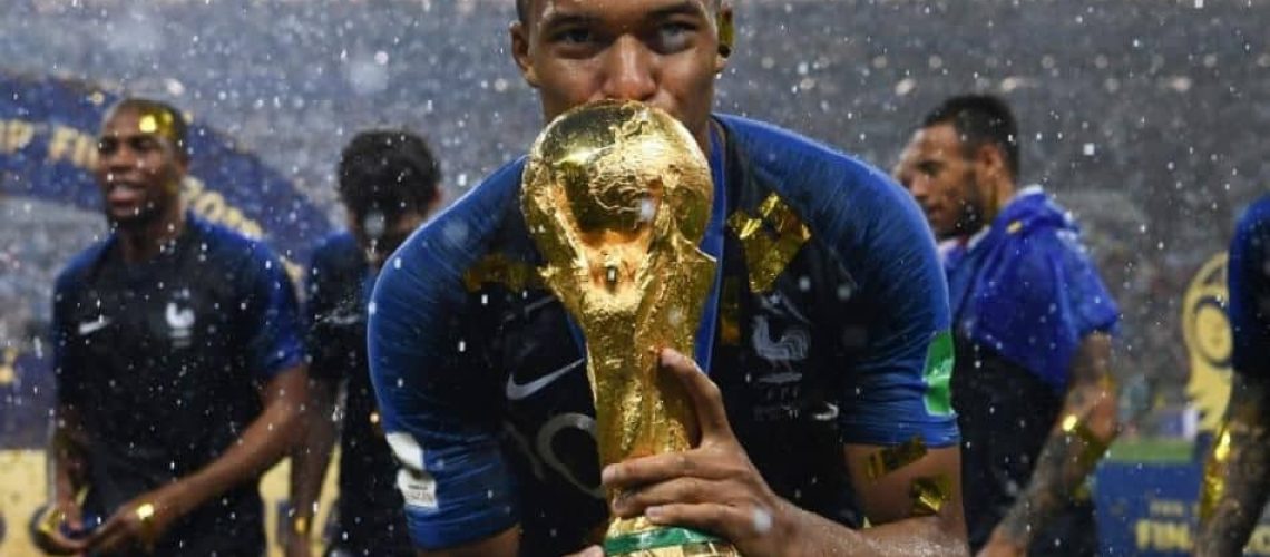 Mbappé besando la copa del mundo