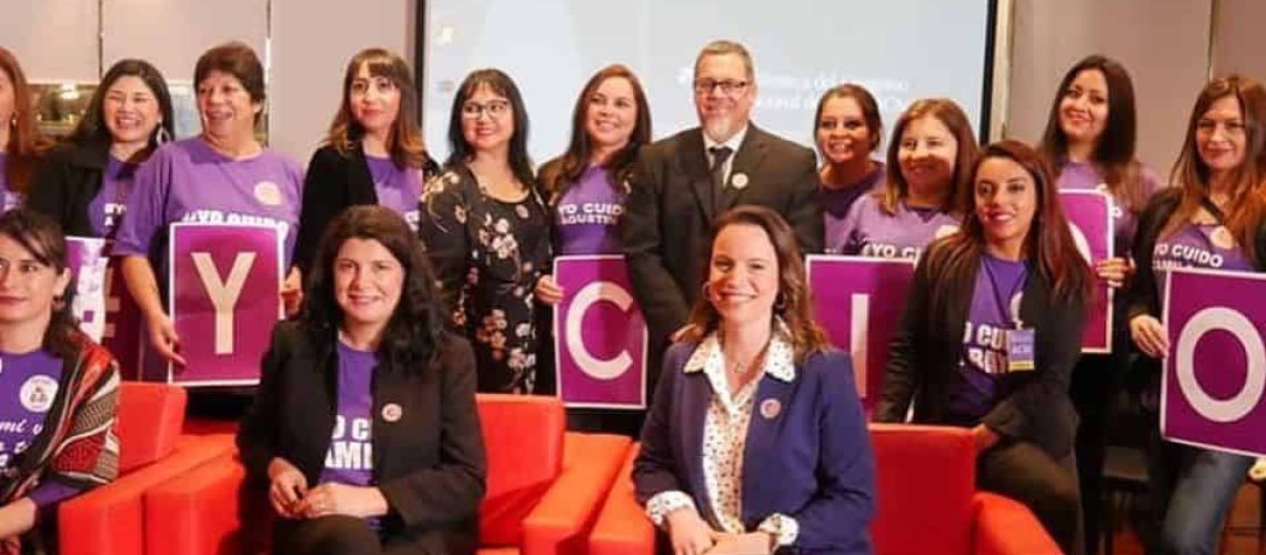 Distintas mujeres vestidas de morado junto a un hombre