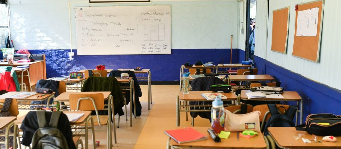 Foto de una sala de clases sin alumnos