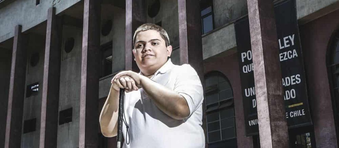Persona afuera de la escuela de derecho de la universidad de chile