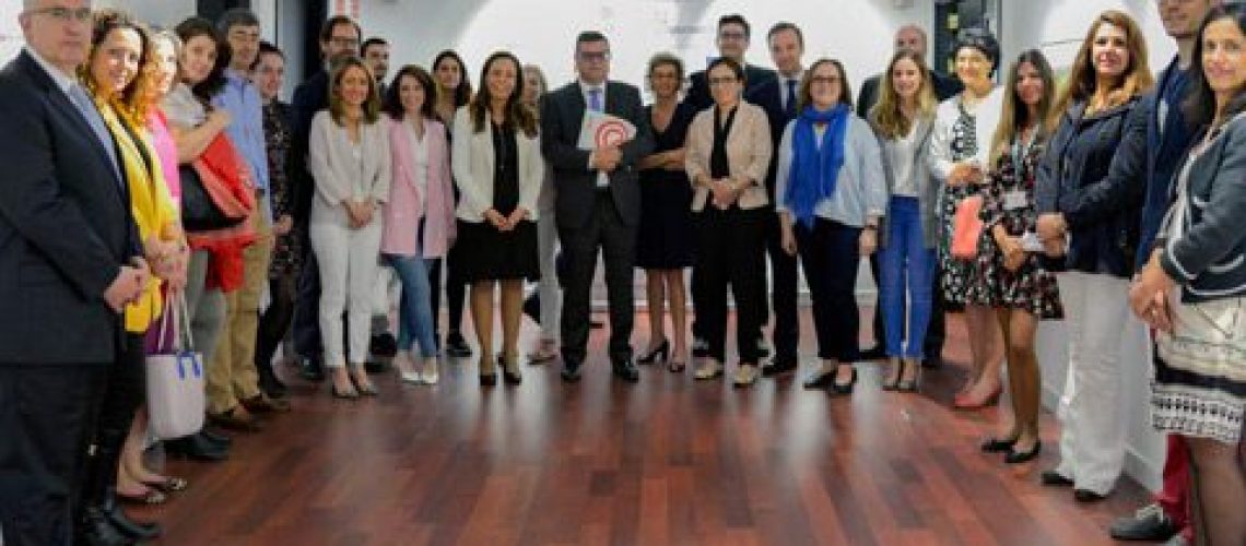 Grupo de personas mirando a cámara