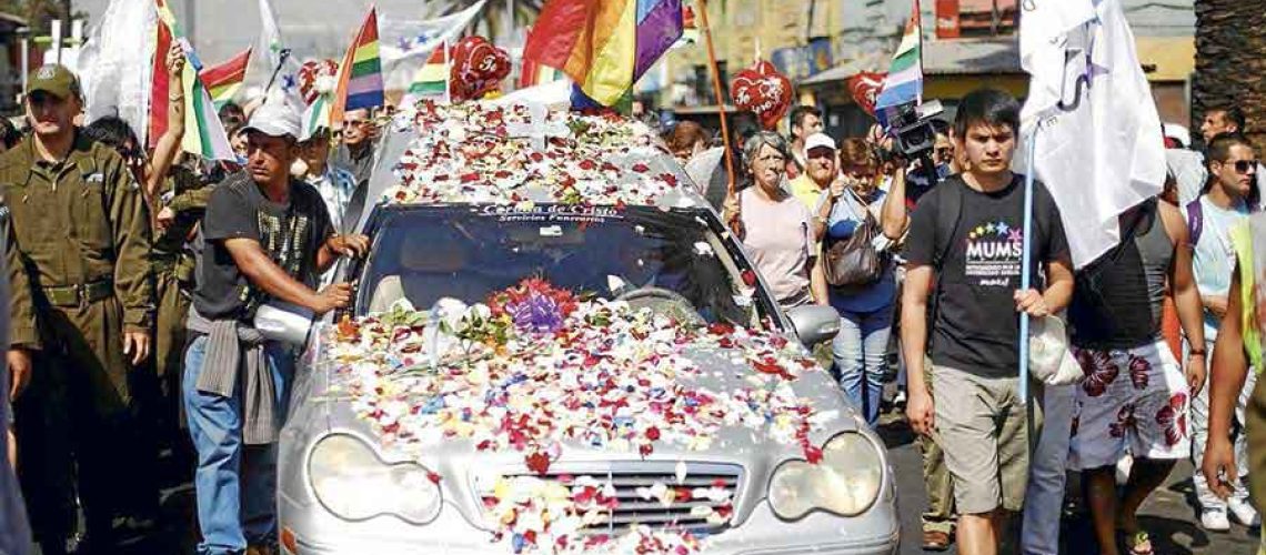 La carroza fúnebre que llevaba el cuerpo de Daniel Zamudio. Aparece rodeada de gente que camina a su lado.