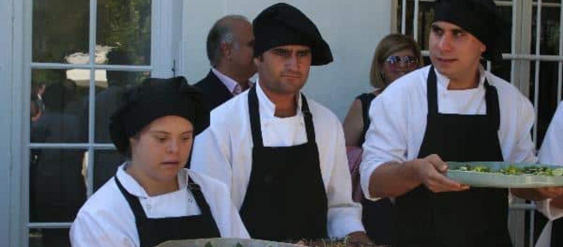 personas atendiendo restaurante