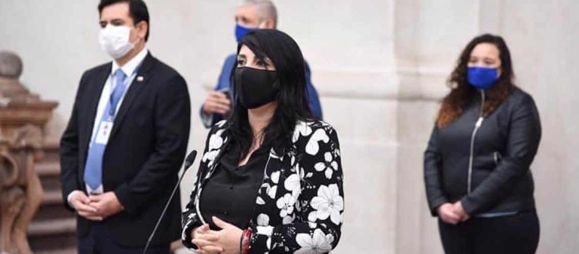 La vocera de gobierno Karla Rubilar está hablando en La Moneda frente a la prensa.