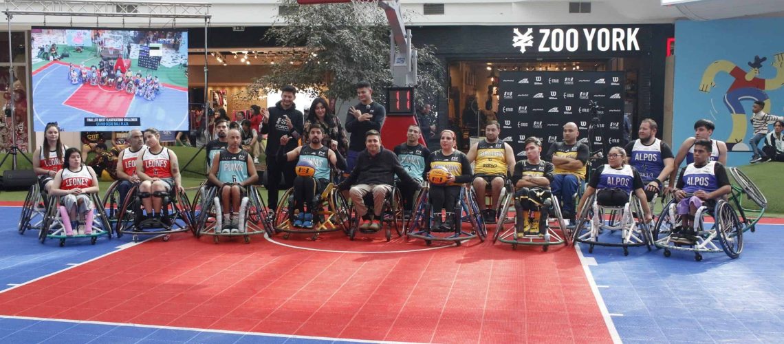 Foto sacada al interior de un mall donde se instaló una pequeña cancha de básquetbol, y aparecen cerca de 20 personas en silla de ruedas y con ropa deportiva posando para la foto oficial.