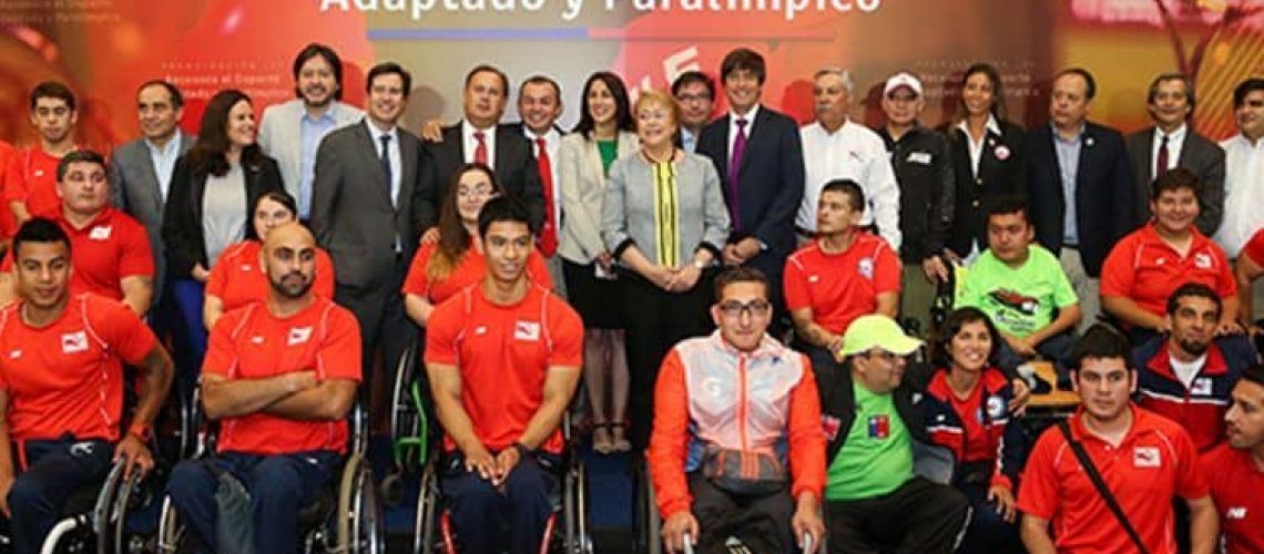 Bachelet junto a deportistas