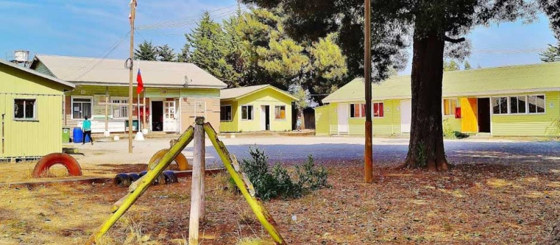 Foto de la escuela Escuadrón de Coronel con un patio central con árboles y salas pequeñas tipo rurales.