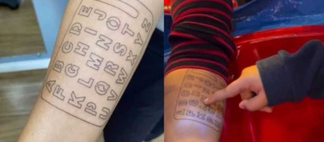 foto de una persona mostrando su brazo donde tiene un tatuaje con el abecedario