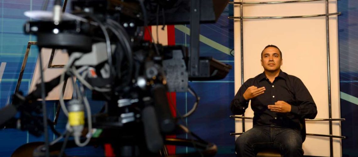 Persona frente a una cámara de tv
