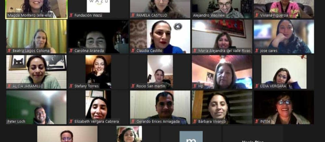Pantallazo de una reunión por zoom donde aparecen varias personas conectadas y sonriendo a la cámara.