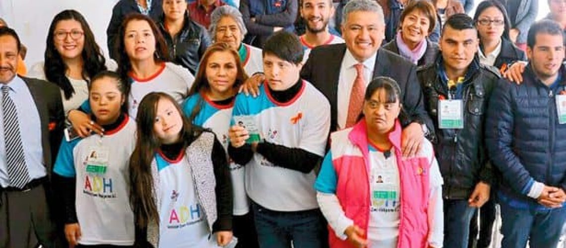 Distintas personas posando a la cámara