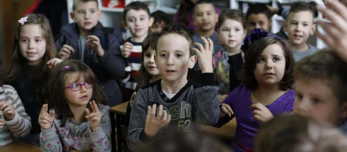 Un grupo de alumnos pequeños en una escuela de Estados Unidos aparecen aprendiendo lengua de señas.